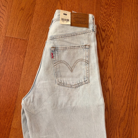 Light Wash Wide Leg Women’s Jeans - Picture 3 of 4